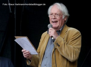 Fest zum Tag der Befreiung vor 70 Jahren auf der Münsterstraße. Schauspieler Andreas Weißert liest Gedichte von Ernst Jandl