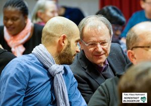 Prof. Christoph Butterwegge im Gespräch mit dem SPD-Bundestagabgeordneten Marco Bülow.