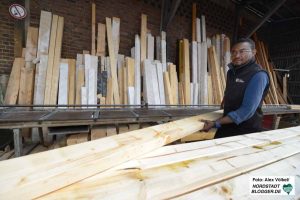 Ugwu Obodoewu Williams macht seine Ausbildung als Sachlagerist bei Holz Kummer. Fotos: Alex Völkel