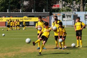 Die Trainigseinheiten (inkl. Mittagessen) fanden auf der Sportanlage der Vereine AY YILDIZ DERNE und SUS DERNE statt.