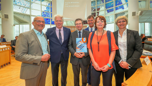 V.l.: Prof. Dr. Peter Haas, OB Ullrich Sierau, FH-Rektor Prof. Dr. Wilhelm Schwick, Kanzler Jochen Drescher, FH-Fördervereinsvorsitzende Heike Bähner und Prof. Andrea Kienle. Foto: FH Dortmund / Stephan Schütze