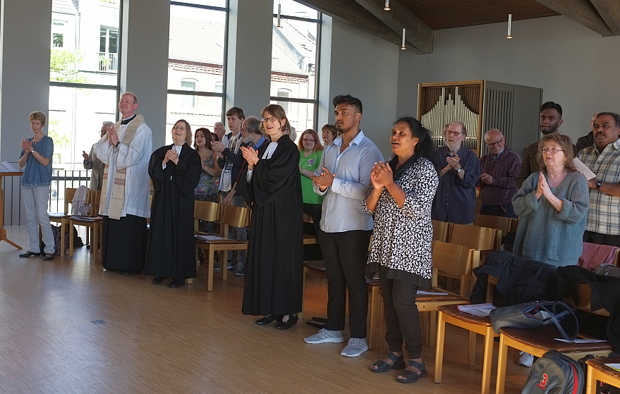 Und alle machten mit: Die Gemeinde wurde von der Band von den Stühlen geholt und setzte sich in Bewegung.