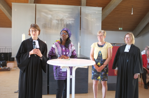 Carola Theilig im Gespräch mit Marie Chantal Ndjubou, Regine Tews und Birgit Worms-Nigmann über Irrungen und Wirrungen von Sprachen.