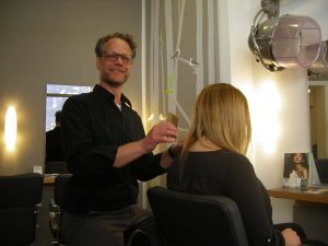 Jörn Ulrich in seinem Salon "Haarwerk" im Dortmunder Kreuzviertel. Foto: Sascha Fijneman