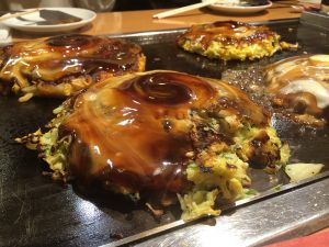 Es wird internationale Speisen wie das japanische Okonomiyaki geben. Foto: Fresh Marv/wikipedia