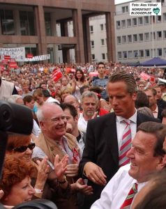 Bundeskanzler Gerhard Schröder auf Wahlkampftour in Dortmund 2005. Archivbild: Alex Völkel