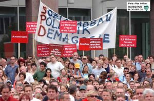 Der Wahlkampf-Auftritt von Bundeskanzler Gerhard Schröder wurde 2005 in Dortmund von Protesten begleitet. Archivbild: Alex Völkel