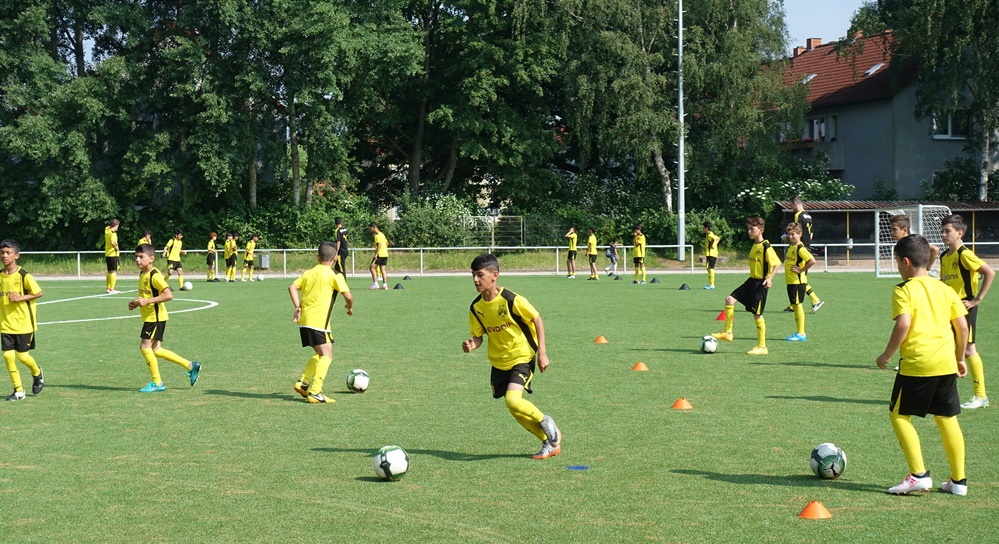 30 junge Spieler von BuntkicktGut nehmen am BVB Training teil. Foto: Ole Corneliussen