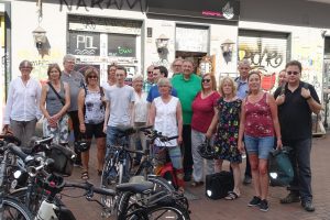 Die Grüne Ratsfraktion in der Münsterstraße vor der Szenekneipe „Nordpol“. 