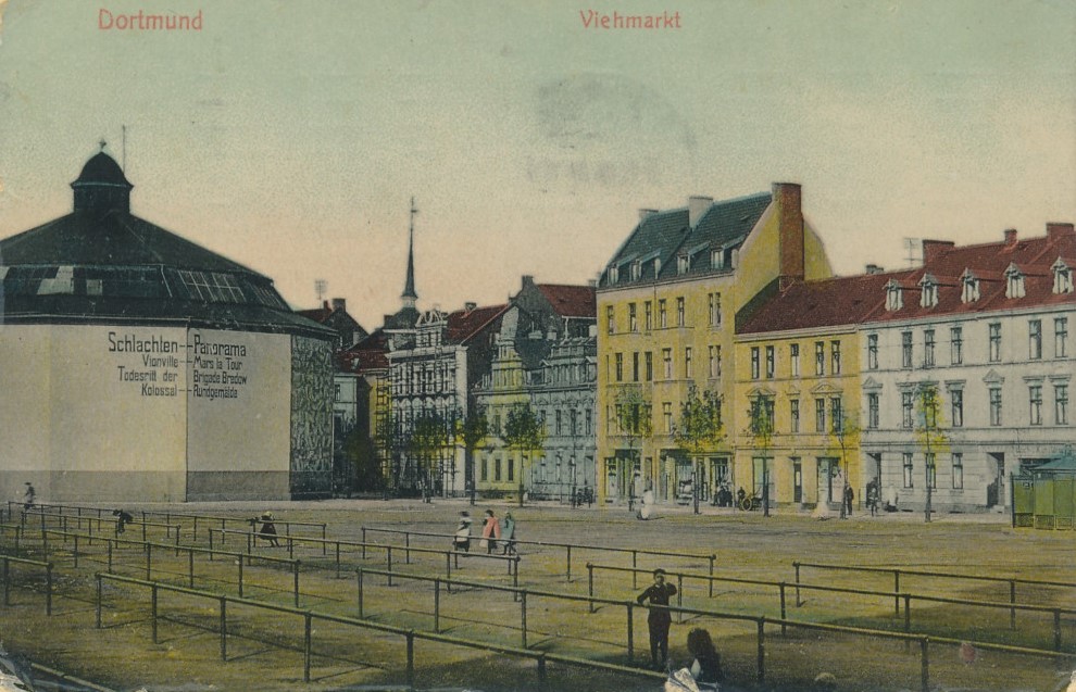 Das Panorama (links) auf dem Viehmarkt. Rechts Häuser der ehemaligen Krautstraße (Sammlung Klaus Winter)