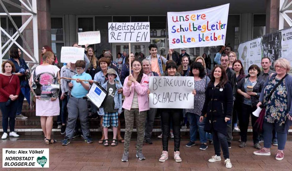 Eltern SchülerInnen und Beschäftigte setzten vor dem Schulausschuss ein Zeichen.