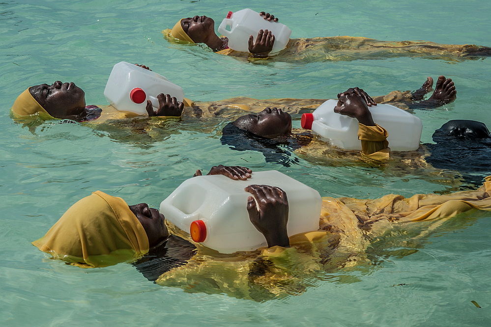 Anna-Boyiazis-Frauen-auf-Sansibar-lernen-schwimmen-Anna-Boyiazis-Beitragsbild