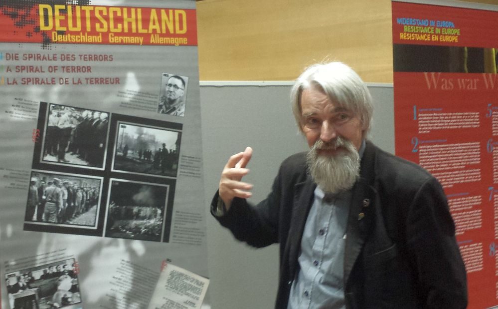 Dr. Ulrich Schneider führt durch die Ausstellung