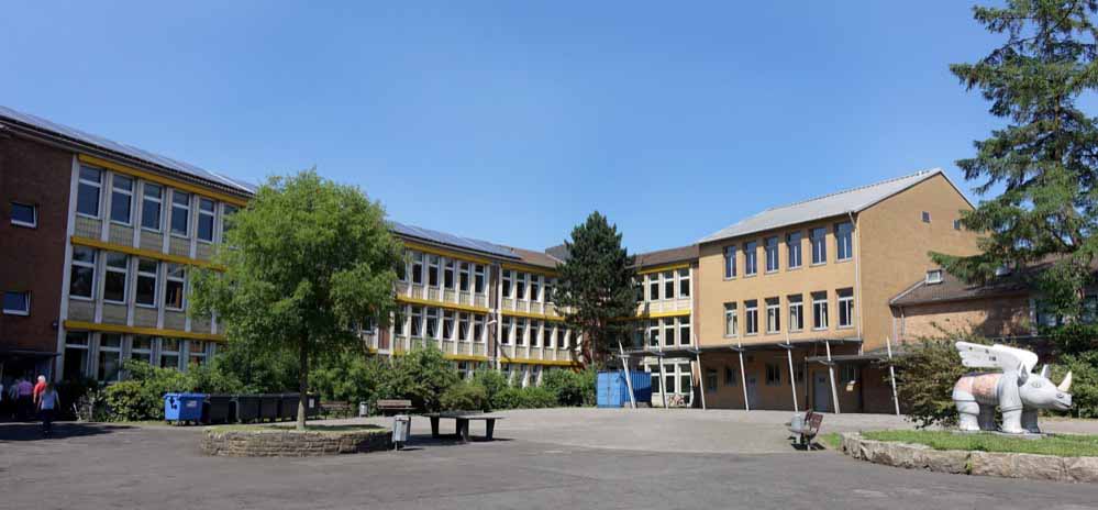 Ehemaliger Gebäudekomplex der Hauptschule Innenstadt-West: dort ist jetzt das Heinrich-Schmitz-Bildungszentrum beheimatet.
