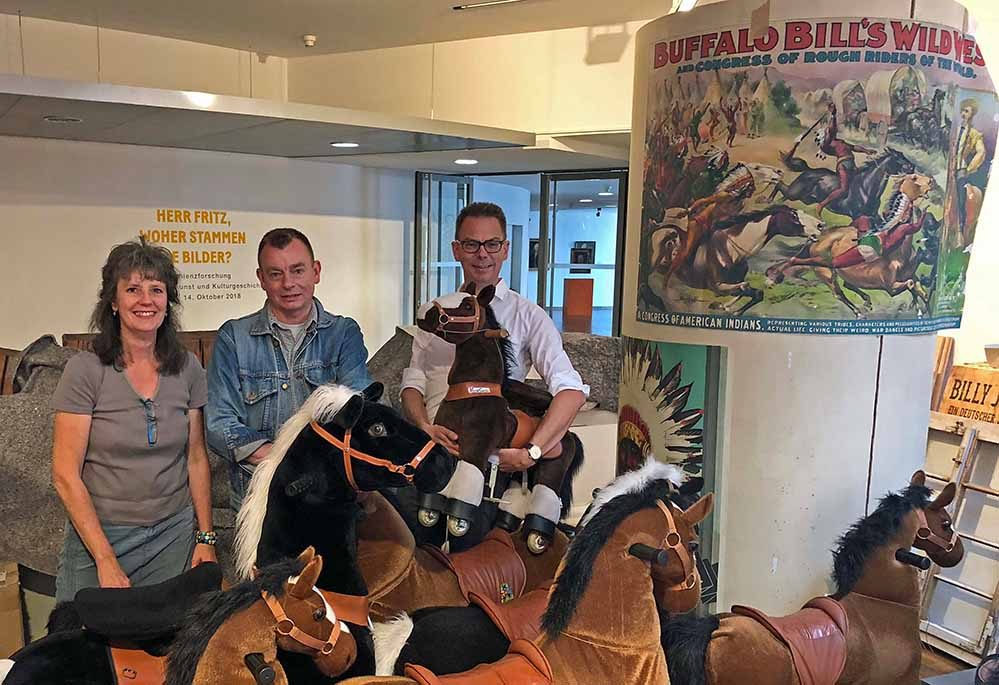 Bereiten im MKK die Cowboy und Indianerausstellung vor: MKK-Chef Dr. Jens Stöcker, Andreas Seim, Kurator vom Badischen Landesmuseum und Elke Torspecken, Dokumentarin am MKK. Fotos: Joachim vom Brocke