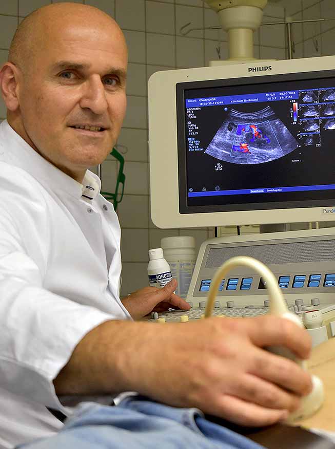 Dr. Fedai Özcan, Direktor der Klinik für Nephrologie und Notfallmedizin im Klinikum Dortmund, beim Ultraschall der implantierten Niere bei Patient Mario Schmeier.