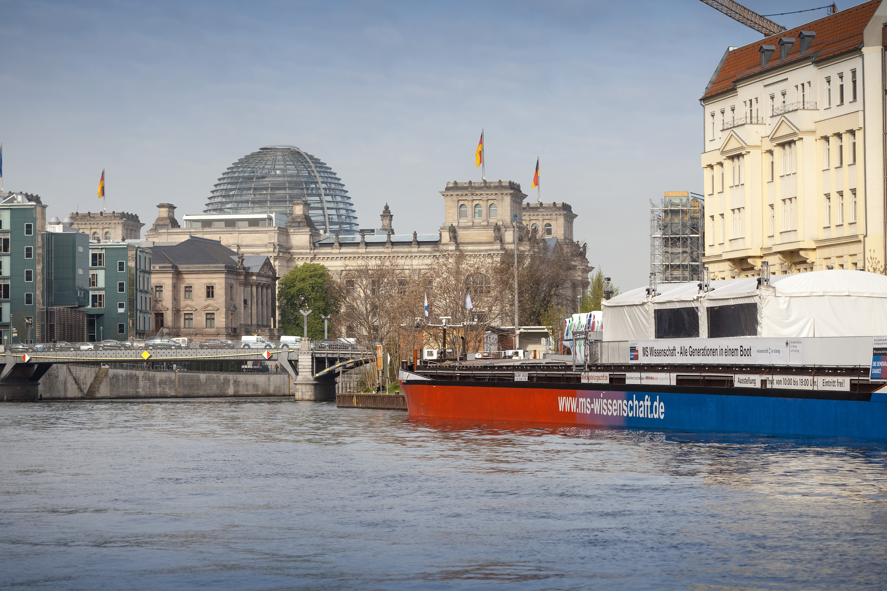 Das Ausstellungsschiff MS Wissenschaft 2013 des Bundesministeriums für Bildung und Forschung wird vom 8. bis zum 11. Juni im Dortmunder Hafen an der Liegestelle „Herr Walter“, Speicherstraße 90 vor Anker liegen. Foto: Ilja Hendel / Wissenschaft im Dialog