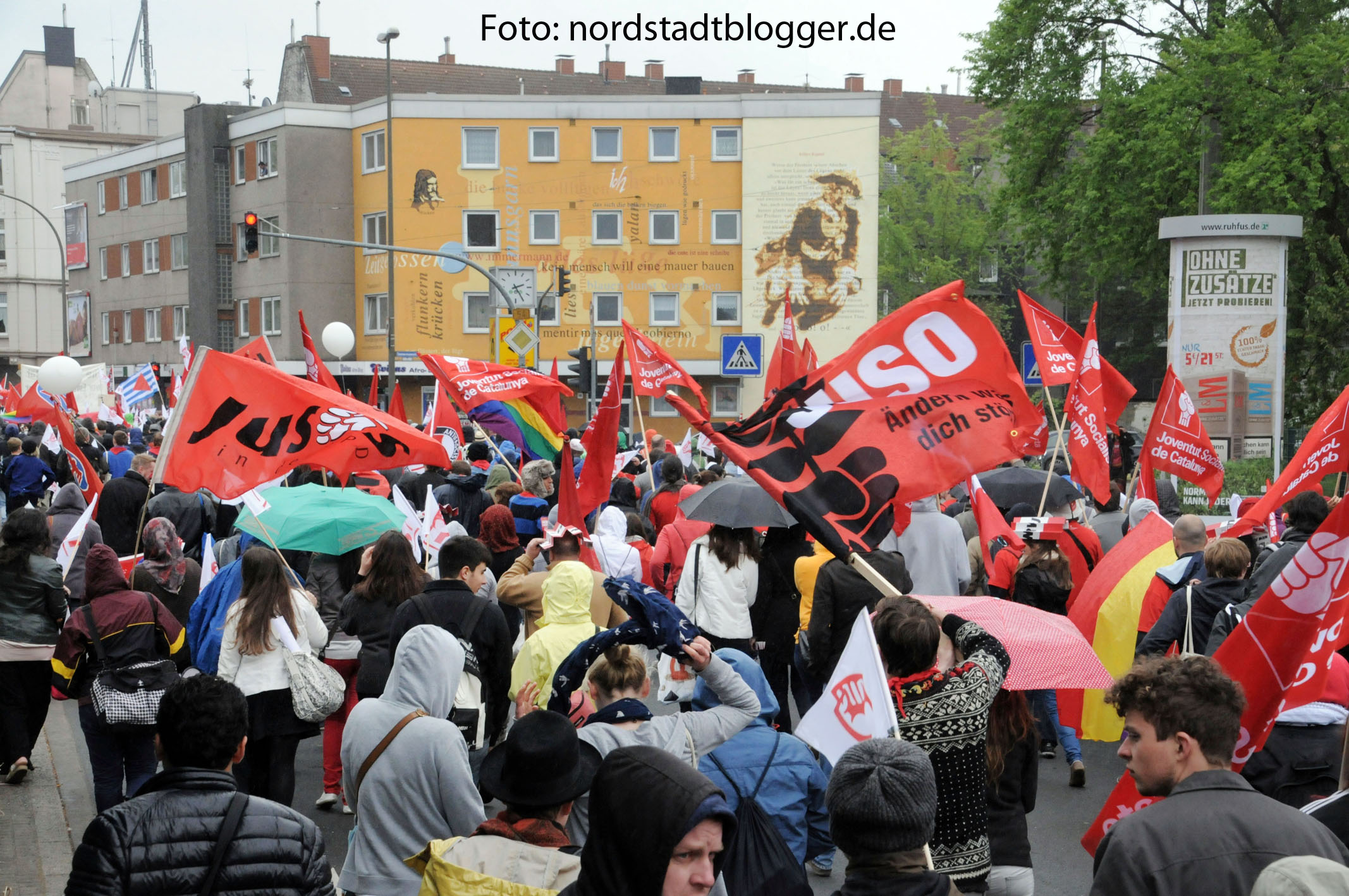 Vom Fredenbaum über die Münster- und Leopoldstraße sowie den Wall führte die Kundegebung zum Freidenbsplatz. Foto: Alex Völkel