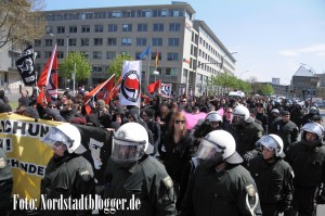 800 Linksautonome und Antifaschisten zogen vom Hauptbahnhof ins Kreuzviertel. Foto: Alex Völkel
