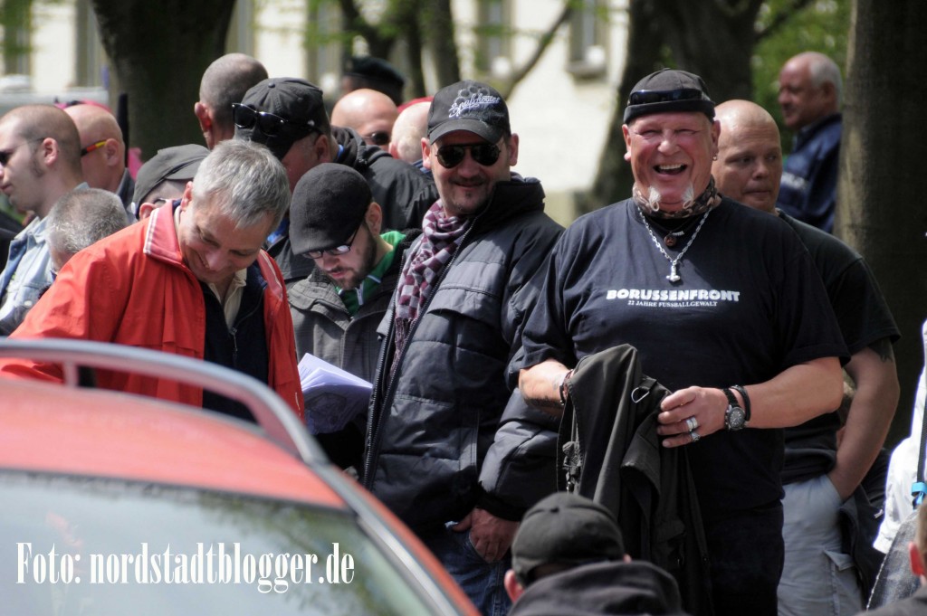 Gut gelaunt zeigte sich SS-Siggi Siegfried Borchardt (rechts) mit dem Hamburger Neonazi Christian Worch (links) auf dem Aufmarsch