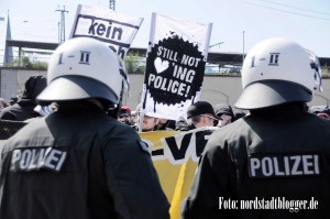 800 Linksautonome und Antifaschisten zogen vom Hauptbahnhof ins Kreuzviertel. Foto: Alex Völkel