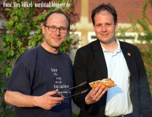 Arbeiten und Grillen Hand in Hand: Der JUSO-Bundesvorsitzende Sascha Vogt und der Falken-Bundesvorsitzende Sven Frye. Foto: Alex Völkel