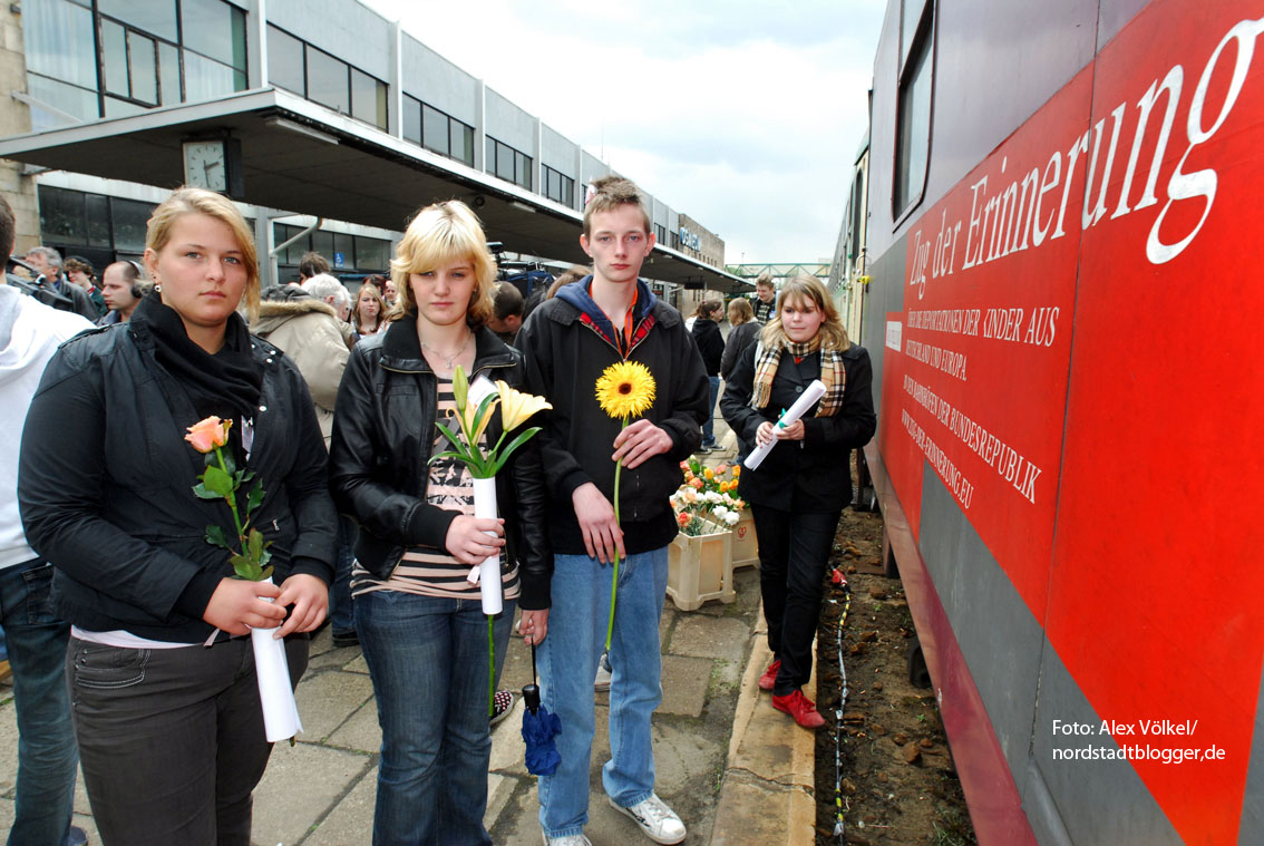 Dortmunder Jugendliche begleiteten den "Zug der Erinnerung" im Jahr 2008 nach Auschwitz. In diesem Jahr wollen Dortmunder nach Westerbork und Sobibór. Archivbild: Alex Völkel