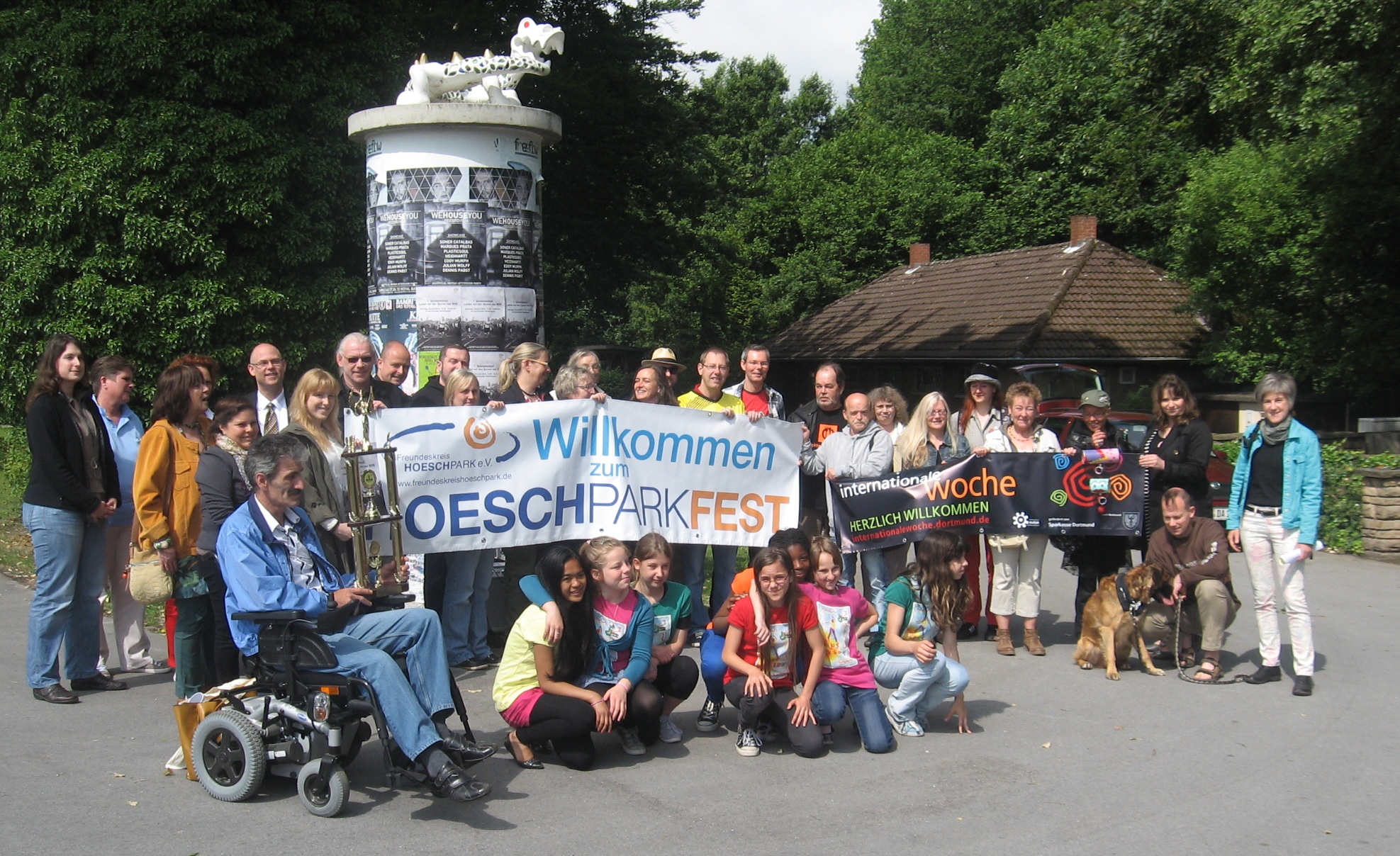 Rund um die große Parkwiese präsentieren sich zahlreiche Vereine, Einrichtungen und Initiativen mit Infoständen, Mitmachaktionen und internationalen Speisen- und Getränkeangeboten. 