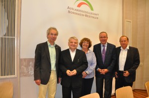 Klaus Wegener (2.v.r.) mit den neuen Vorstandsmitgliedern: (v.l.n.r) Jürgen Brunsig, Norbert Schilf (Vizepräsident), Odile Brogden und Lothar Staschik (Schatzmeister) (re)