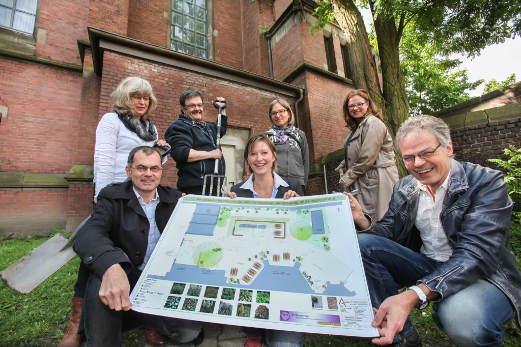 Architekten, Stadt- und Gemeindevertreter packen schon mal an. Von links nach rechts:  Martina Hußmann, Jochen Grimm, Carsten Wilshaus, Susanne Linnebach, Sandra Laker, Dagmar Gudenau, Friedrich Laker. Foto: Schaper 