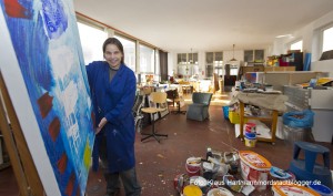 derkunstbetrieb, Atelier und Ausstellungraum an der Gneisenaustraße. Anke Droste, Malerei und Fotografie. Droste im Atelier über dem Roto Theater. Foto: Klaus Hartmann