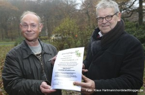 Freundeskreis pflanzt Baum des Jahres im Fredenbaumpark. Michael Stoeckert, Fachbereich Stadtgrün des Tiefbauamt und Dr. Wilhelm Grote, Vorsitzender Freundeskreis mit Zertifikat