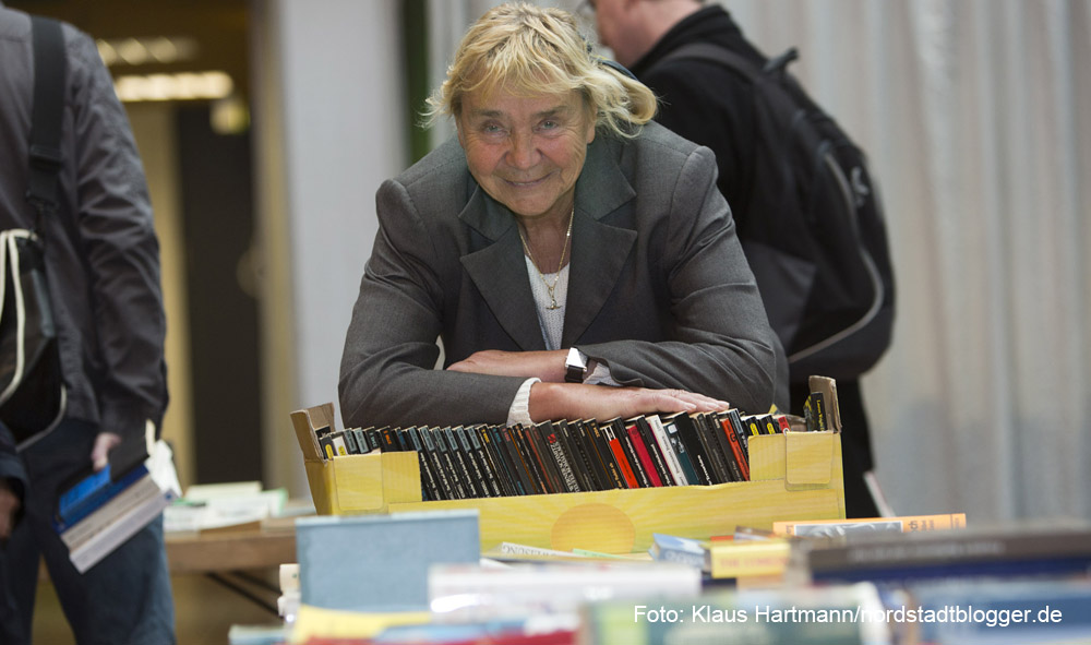Helga Römer hilft bei der Buch- und Medienfernleihe für Gefangene und Patienten im Dietrich-Keuning-Haus. Fotos: Klaus Hartmann 