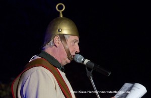 Werner Dominke singt mit den Kindern und Eltern Martinslieder vor dem Dietrich-Keuning-Haus