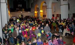 Der schwarz-gelbe St. Martinszug endet in der Dreifaltigkeitskirche.  Foto: Wilhelm Jütte