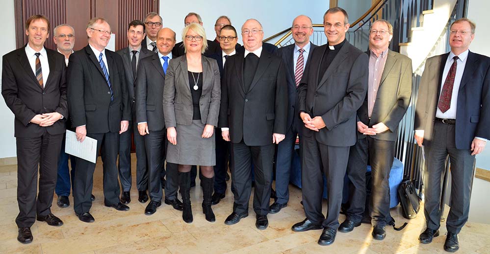 Erzbischof Hans-Josef Becker (5.v.r.) traf in der Kommende Dortmund die Geschäftsführer der Agenturen für Arbeit im Bereich des Erzbistums Paderborn.