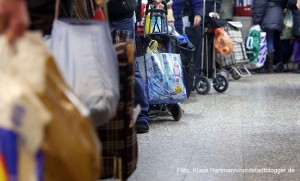 Schüler der Schule am Hafen helfen in der Tafel an der Haydnstraße