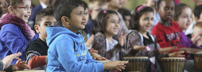 Trommelkurs an der Diesterwegschule mit Thomas Soukou, Trommelzauber