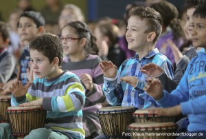 Trommelkurs an der Diesterwegschule mit Thomas Soukou, Trommelzauber