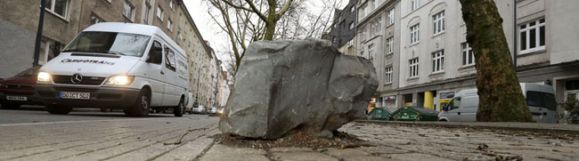 Findlinge auf dem Mittelstreifen der Mallinckrodtstraße in Höhe des Cafe Europa