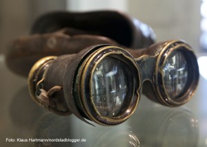 Fotoausstellung von Hendrik Müller im Hoeschmuseum, Beglewitmaterialien: Feldstecher aus dem ersten Weltkrieg