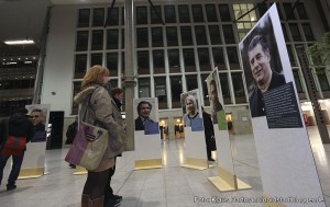 Ausstellung von bickup des Projekt Ungesehen in der Berswordthalle. Portraits und Lebensgeschichte von Sinti und Roma aus NRW.