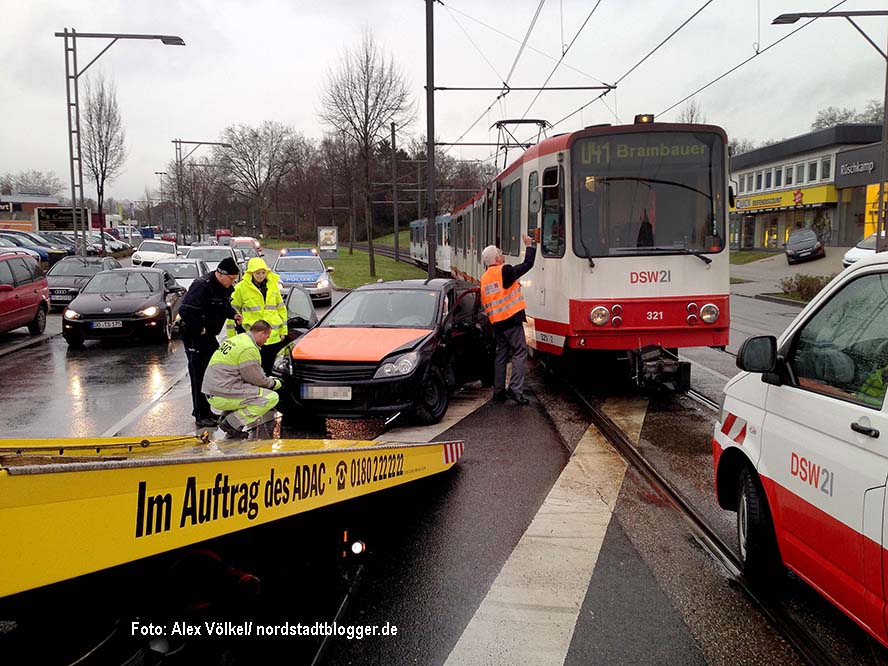 Verkehrsunfall Stadtbahn vs Auto Fredenbaum