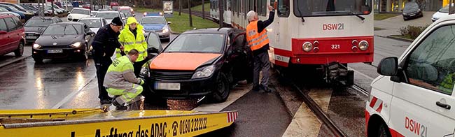 Verkehrsunfall Stadtbahn vs Auto Fredenbaum