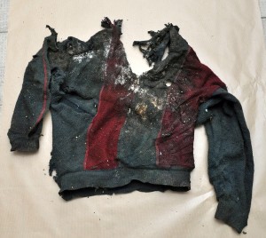 Dieses Kleidungsstück wurde bei der Leiche gefunden. Die Polizei bittet um Hinweise. Foto: Polizei