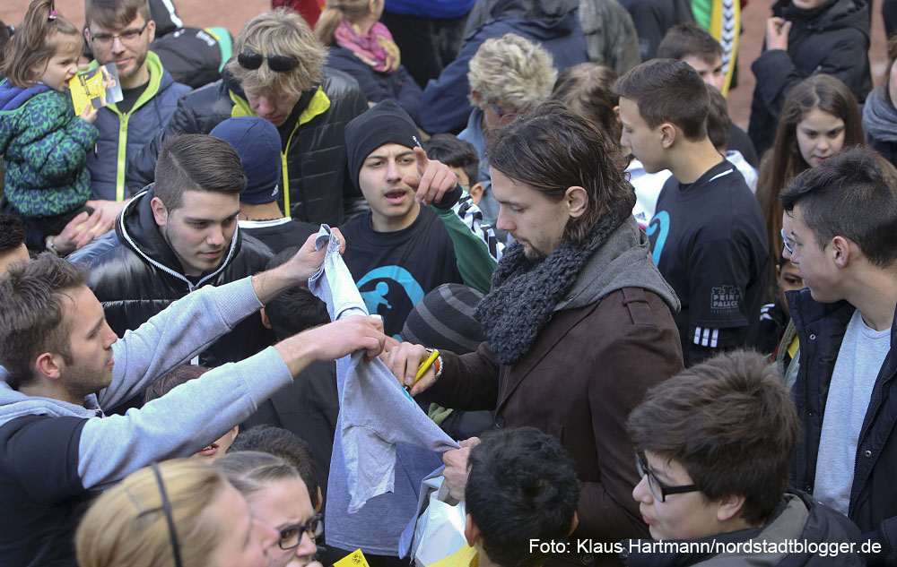 BuntKicktGut - Nordstadtliga Dortmund - eröffnet Saison 2014. Nahm sich viel Zeit für seinen jungen Fans: Neven Subotic