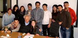 Jugendliche des Jugendforums Nordstadt lernten während einer Studienfahrt nach München den 94-jährigen Holocaust-Überlebenden Max Mannheimer im Haus des Deutschen Taschenbuchverlages kennen. Sie diskutierten mit ihm über Antisemitismus, Politik und die Wichtigkeit des Engagements für die Demokratie.