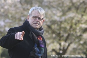 Der Freundeskreis Fredenbaumpark e. V. lädt zur Buschwindröschen-Wanderung. 1. Vorsitzender Dr. Wilhelm Grote führte durch den Park