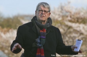 Der Freundeskreis Fredenbaumpark e. V. lädt zur Buschwindröschen-Wanderung. 1. Vorsitzender Dr. Wilhelm Grote führte durch den Park