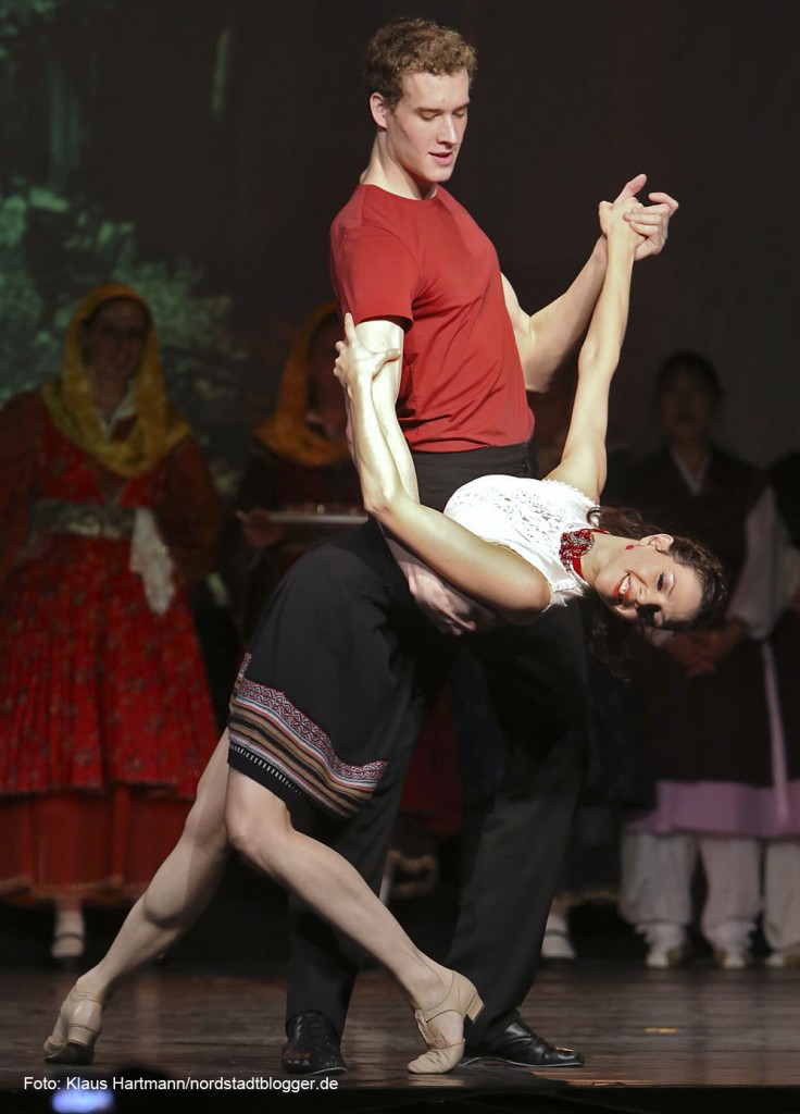 Folkloretänzerinnen und -tänzer begeistern mit ihrem Tanzstück Suburbian Ballad im Dietrich-Keuning-Haus